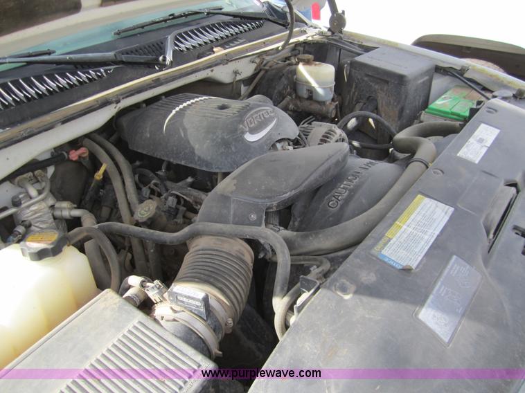 image for item 3211 2001 GMC Sierra C1500 pickup truck