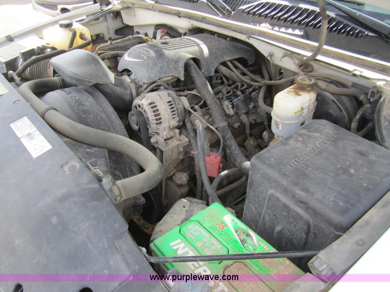 image for item 3211 2001 GMC Sierra C1500 pickup truck