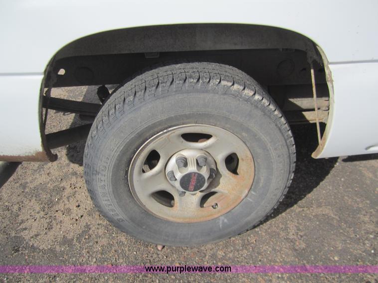 image for item 3211 2001 GMC Sierra C1500 pickup truck