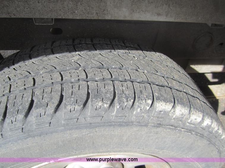 image for item 3211 2001 GMC Sierra C1500 pickup truck