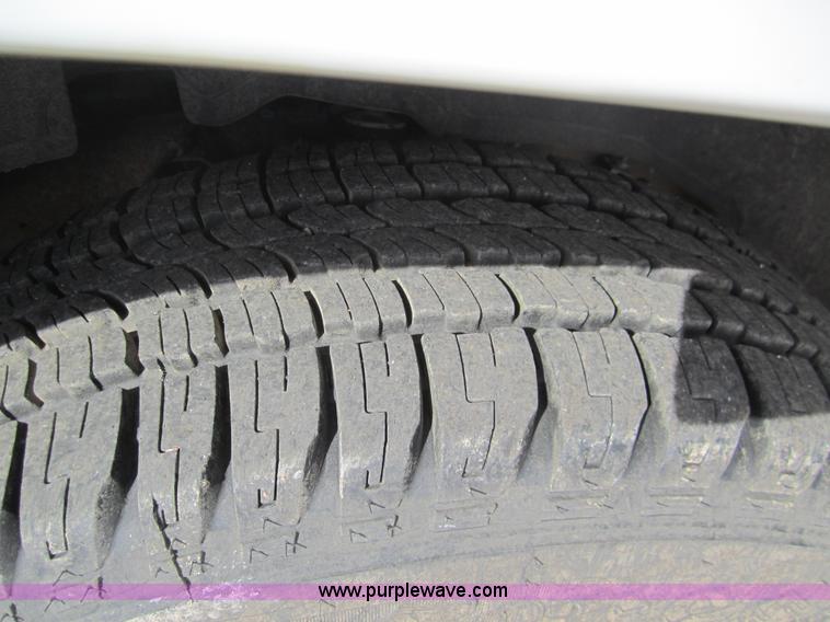 image for item 3211 2001 GMC Sierra C1500 pickup truck