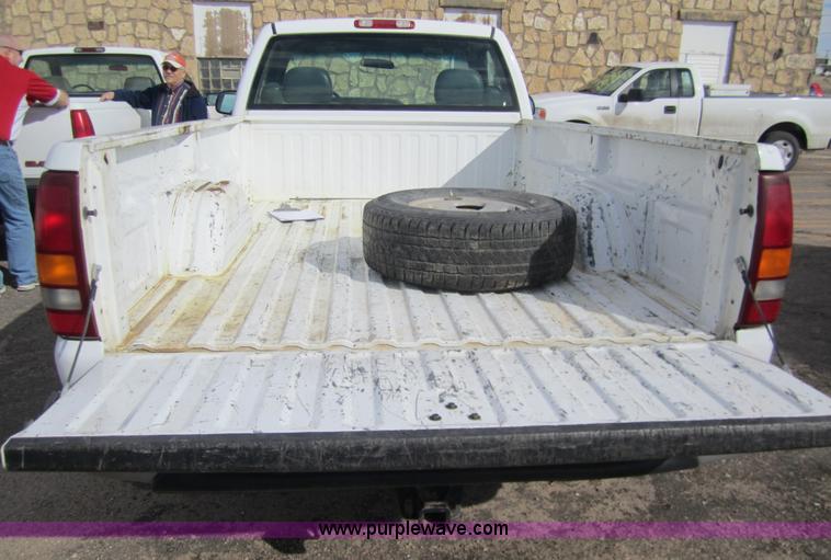 image for item 3211 2001 GMC Sierra C1500 pickup truck