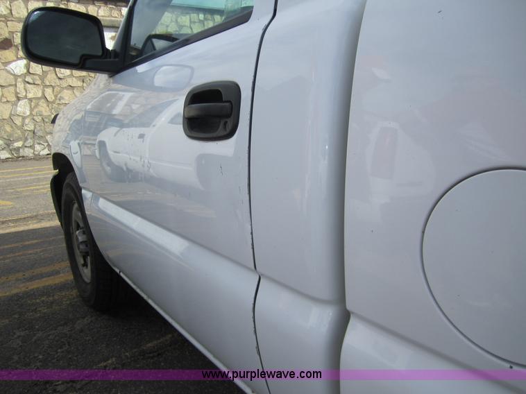 image for item 3211 2001 GMC Sierra C1500 pickup truck