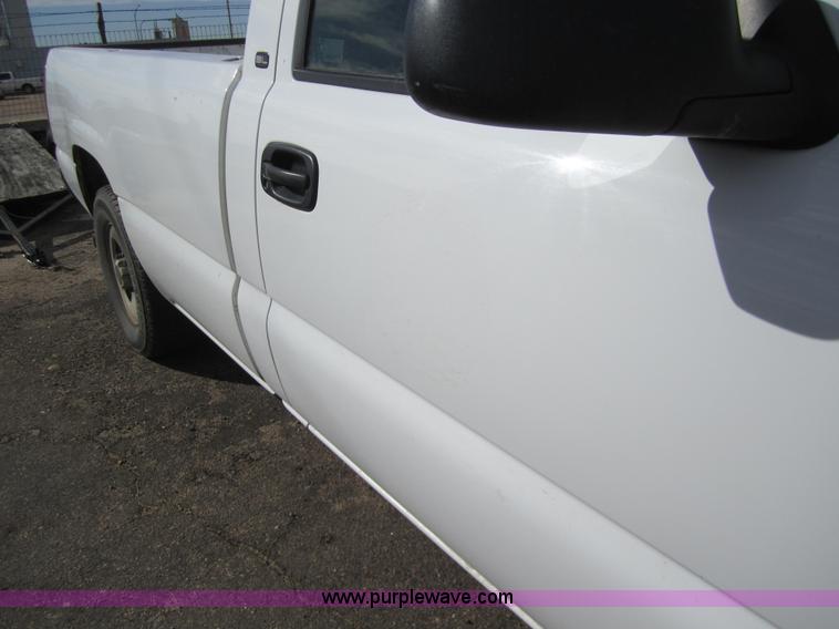 image for item 3211 2001 GMC Sierra C1500 pickup truck