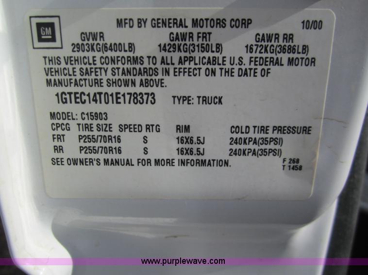 image for item 3211 2001 GMC Sierra C1500 pickup truck