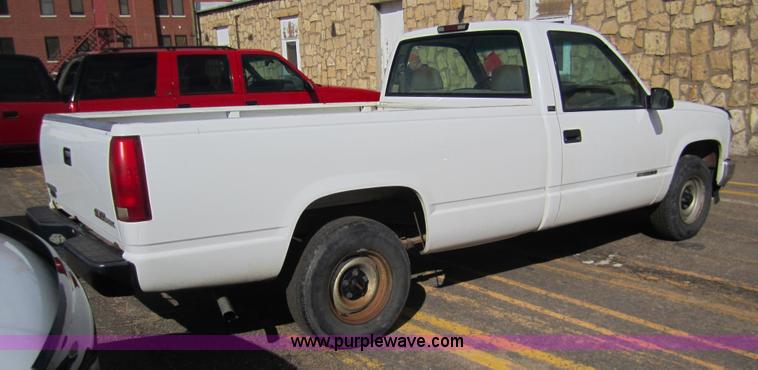 image for item 3212 1997 GMC Sierra C1500 SL pickup truck