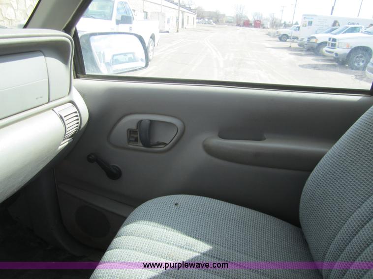 image for item 3212 1997 GMC Sierra C1500 SL pickup truck