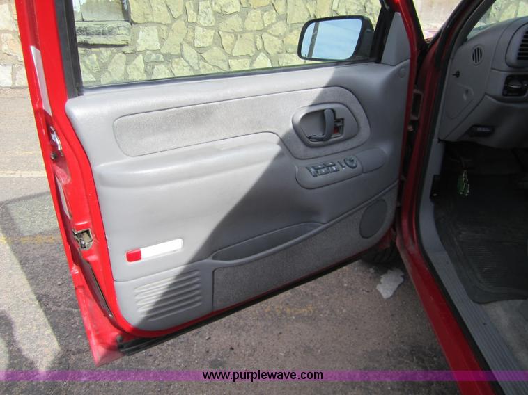 image for item 3214 1999 Chevrolet Tahoe K1500 LS SUV