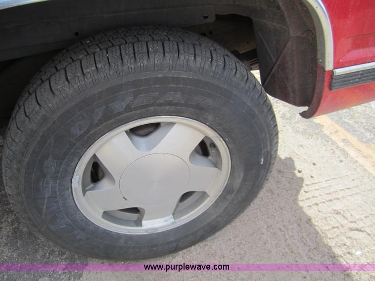 image for item 3214 1999 Chevrolet Tahoe K1500 LS SUV