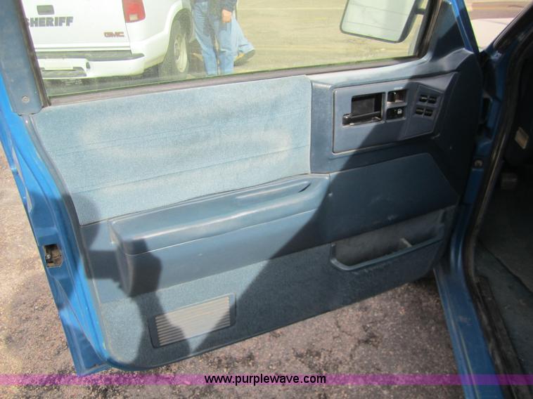 image for item 3215 1993 GMC S15 Jimmy SLE SUV
