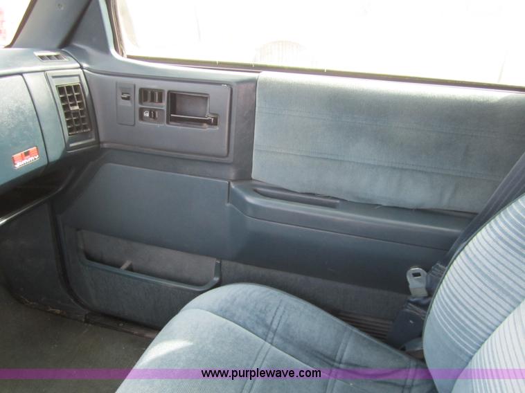 image for item 3215 1993 GMC S15 Jimmy SLE SUV