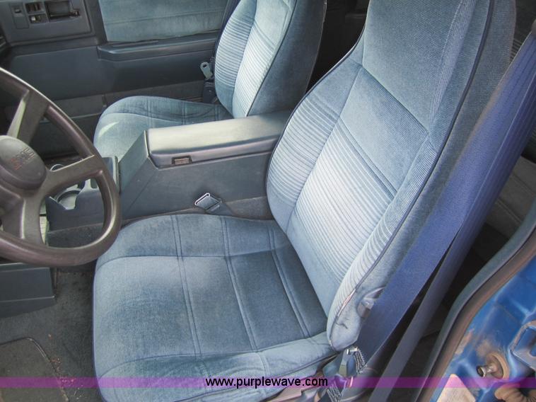 image for item 3215 1993 GMC S15 Jimmy SLE SUV