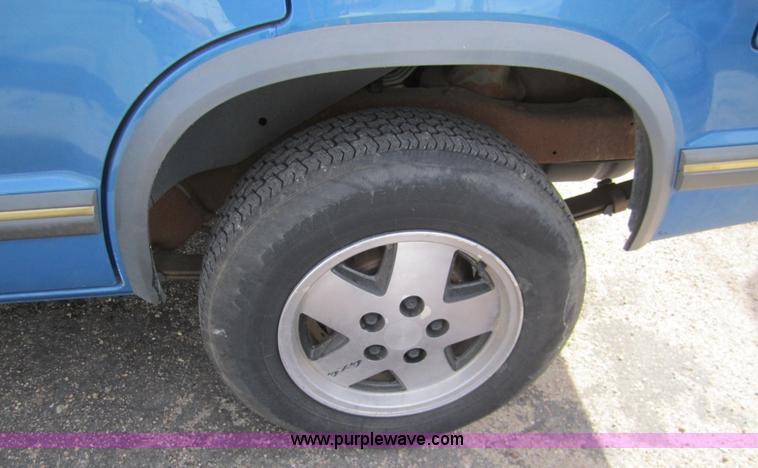 image for item 3215 1993 GMC S15 Jimmy SLE SUV