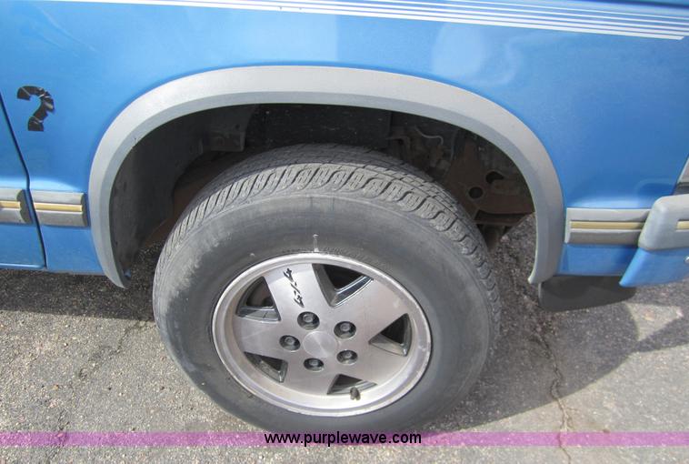 image for item 3215 1993 GMC S15 Jimmy SLE SUV