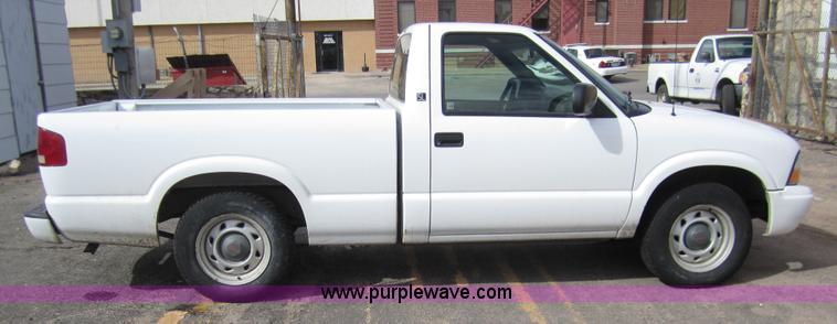 image for item 3216 2002 GMC Sonoma SL pickup truck