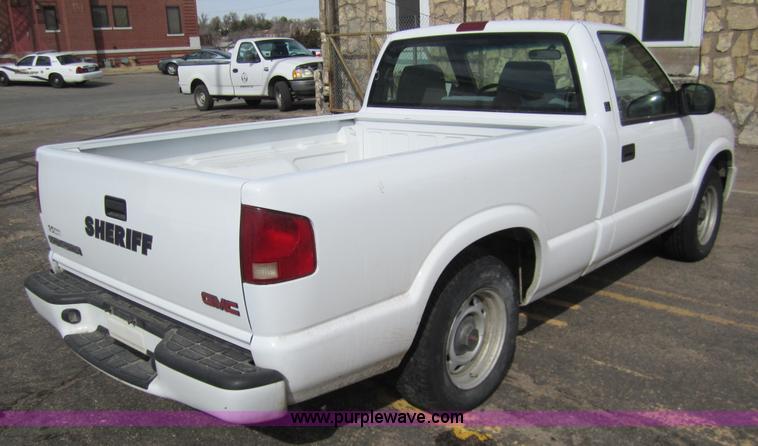 image for item 3216 2002 GMC Sonoma SL pickup truck