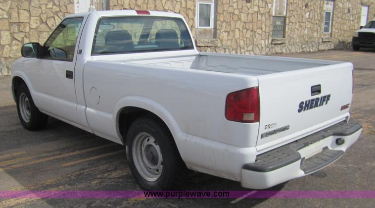 image for item 3216 2002 GMC Sonoma SL pickup truck