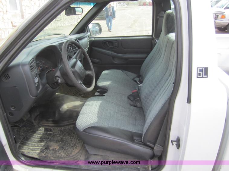 image for item 3216 2002 GMC Sonoma SL pickup truck