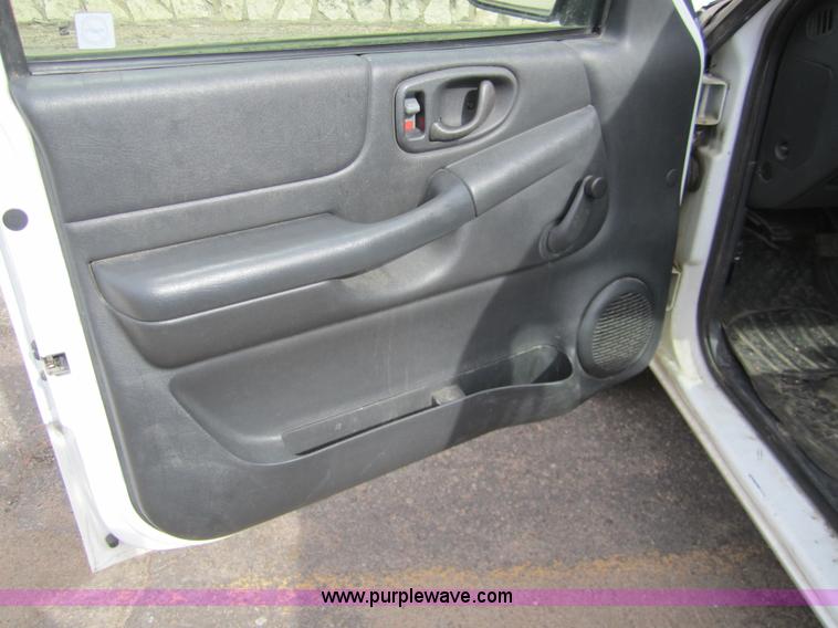 image for item 3216 2002 GMC Sonoma SL pickup truck