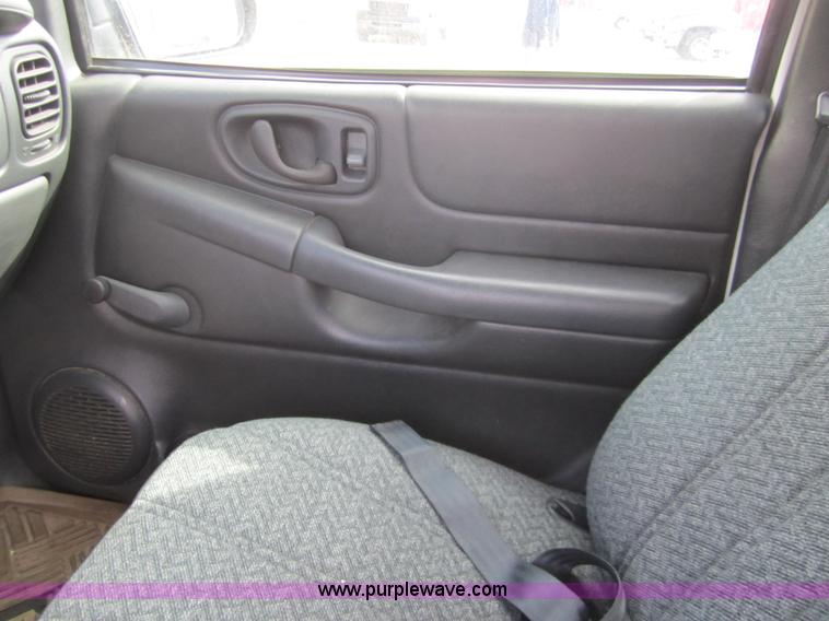 image for item 3216 2002 GMC Sonoma SL pickup truck