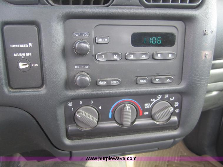 image for item 3216 2002 GMC Sonoma SL pickup truck