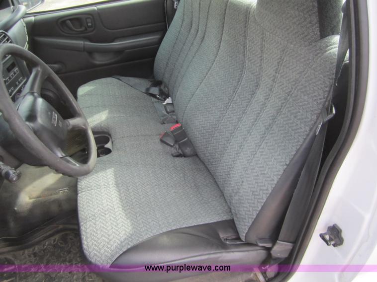 image for item 3216 2002 GMC Sonoma SL pickup truck