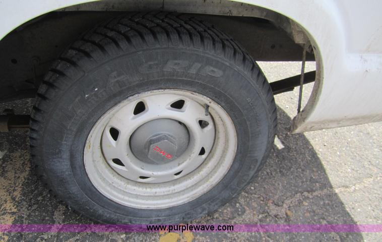 image for item 3216 2002 GMC Sonoma SL pickup truck