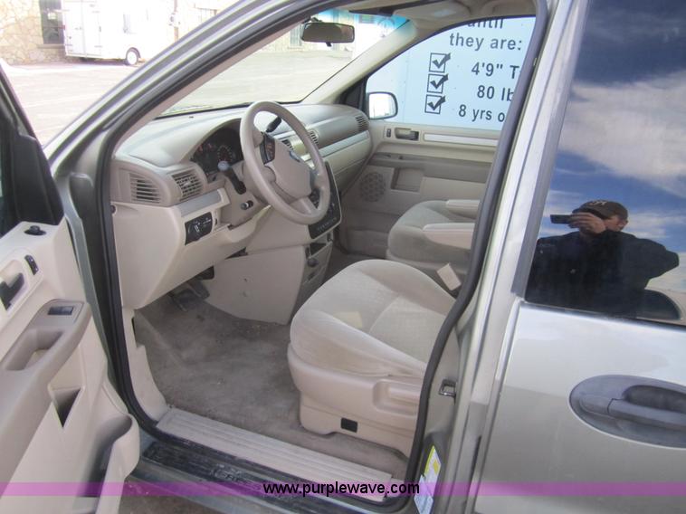 image for item 3217 2006 Ford Freestar SE mini van