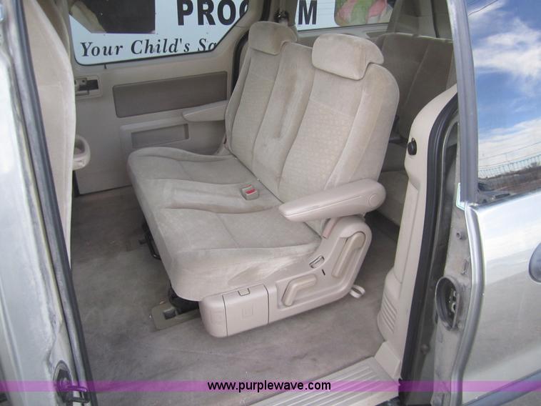 image for item 3217 2006 Ford Freestar SE mini van