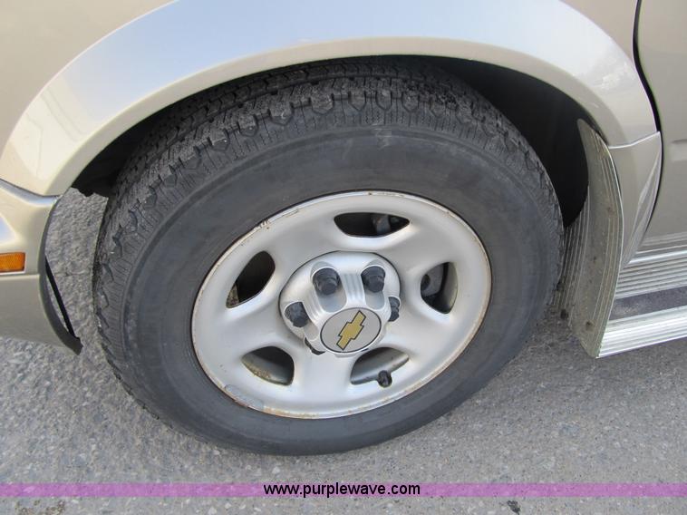 image for item 4034 2005 Chevrolet Astro van