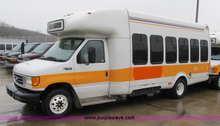 image for item 4061 2004 Ford E450 Super Duty bus