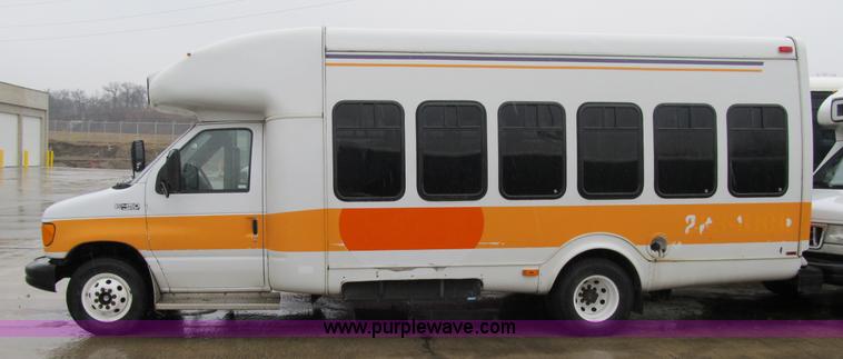 image for item 4061 2004 Ford E450 Super Duty bus