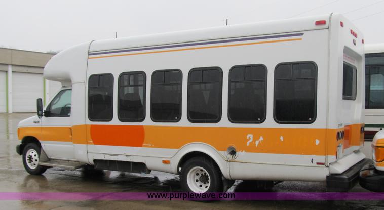 image for item 4061 2004 Ford E450 Super Duty bus