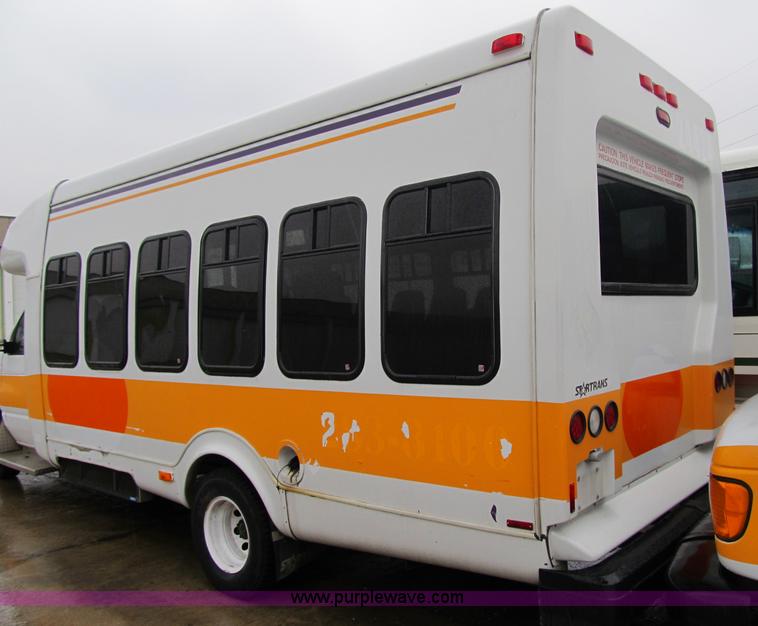 image for item 4061 2004 Ford E450 Super Duty bus