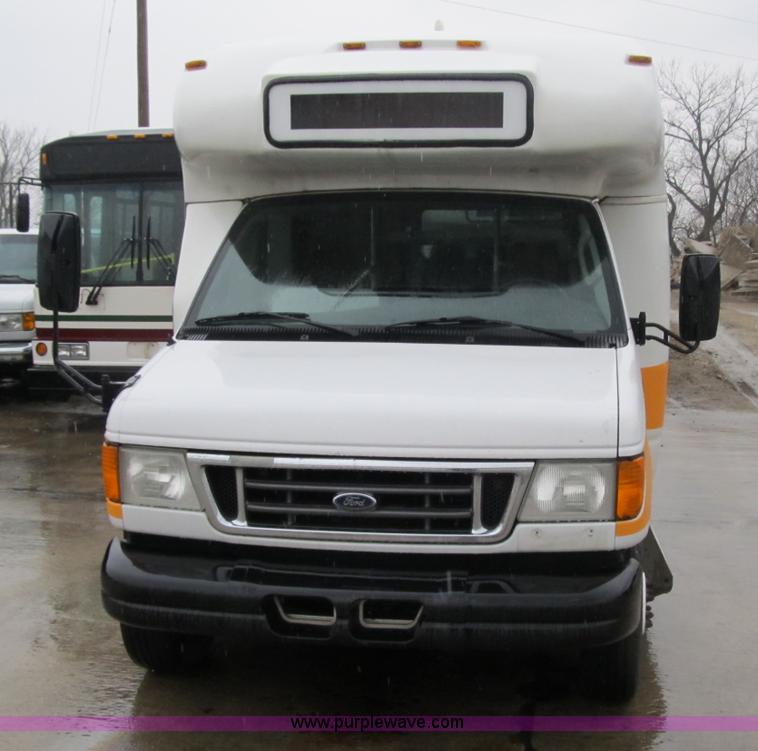 image for item 4061 2004 Ford E450 Super Duty bus