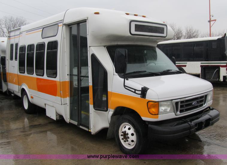 image for item 4061 2004 Ford E450 Super Duty bus