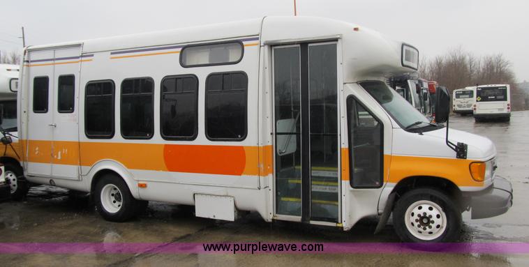 image for item 4061 2004 Ford E450 Super Duty bus