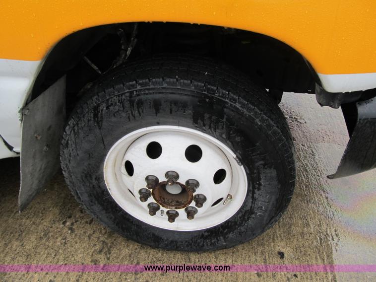 image for item 4061 2004 Ford E450 Super Duty bus