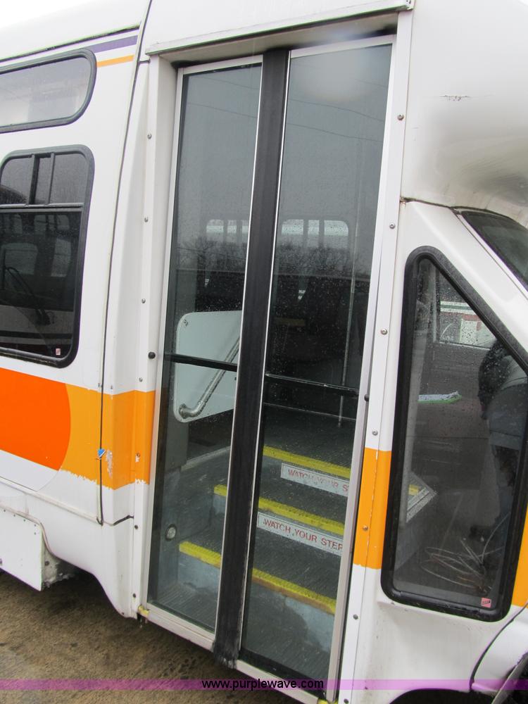 image for item 4061 2004 Ford E450 Super Duty bus