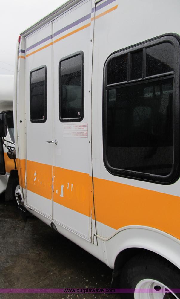 image for item 4061 2004 Ford E450 Super Duty bus