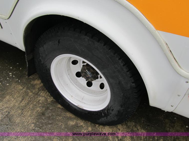 image for item 4061 2004 Ford E450 Super Duty bus