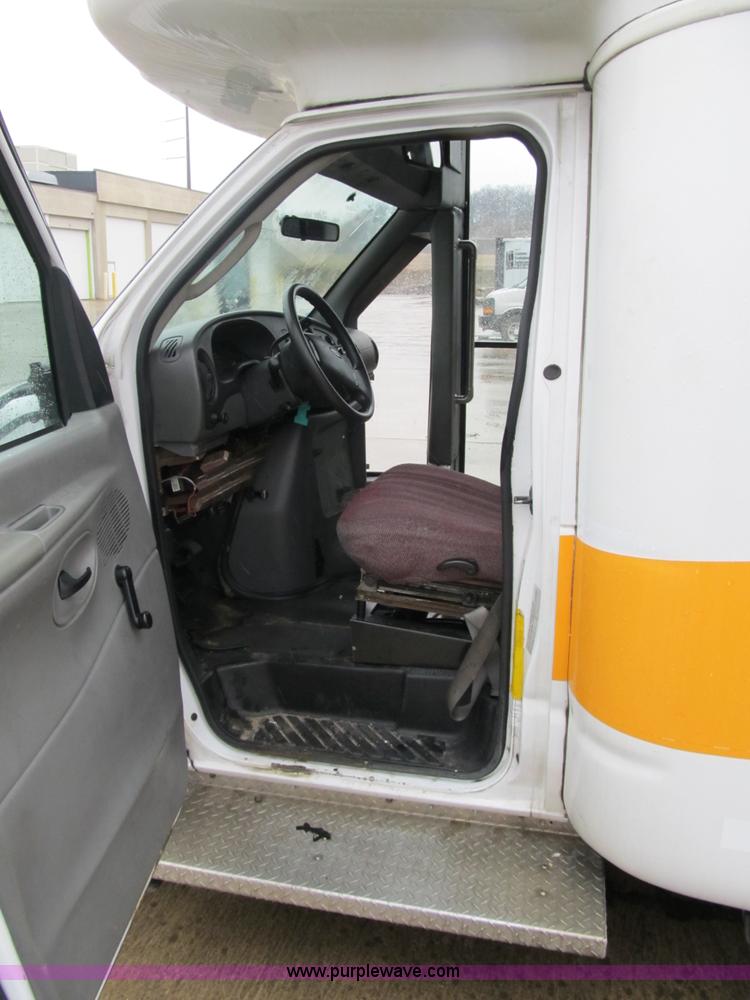 image for item 4061 2004 Ford E450 Super Duty bus