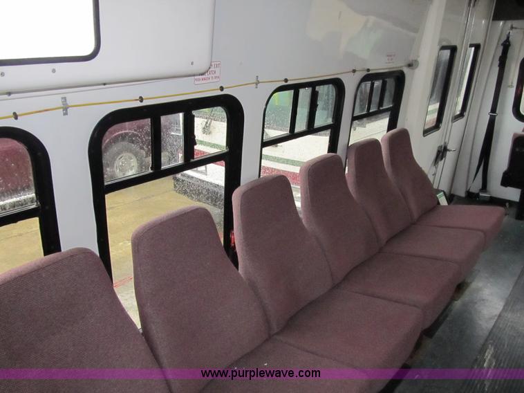 image for item 4061 2004 Ford E450 Super Duty bus