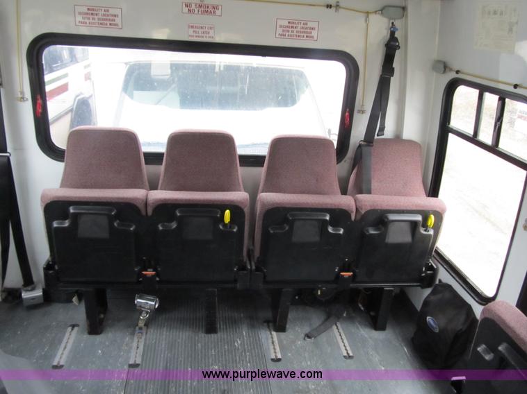image for item 4061 2004 Ford E450 Super Duty bus