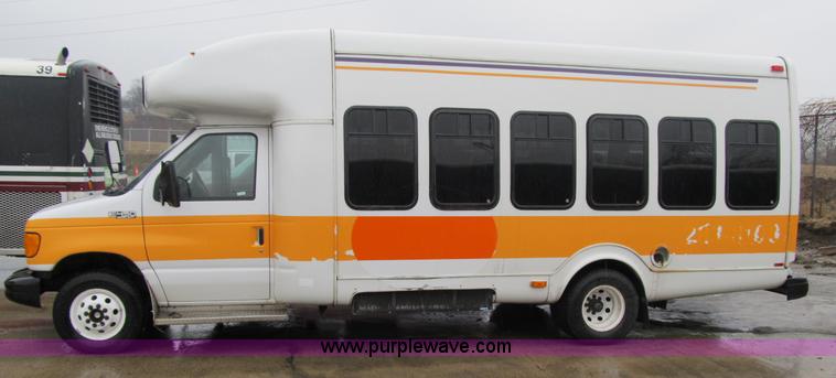 image for item 4064 2004 Ford E450 Super Duty bus