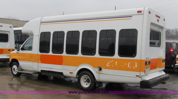 image for item 4064 2004 Ford E450 Super Duty bus