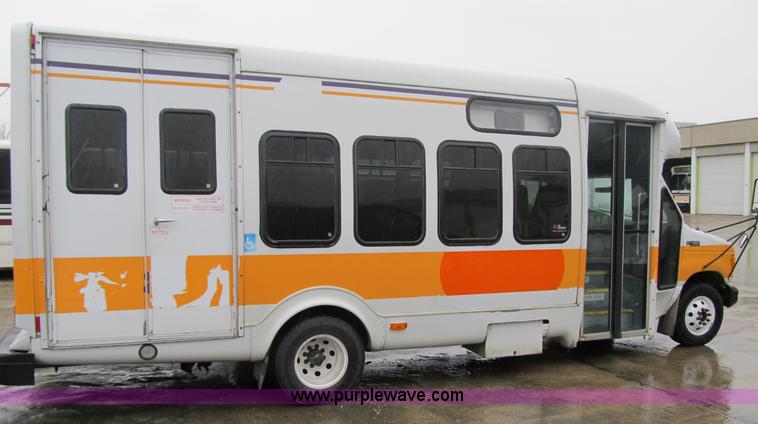 image for item 4064 2004 Ford E450 Super Duty bus