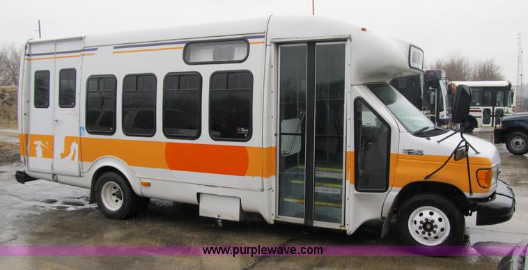 image for item 4064 2004 Ford E450 Super Duty bus