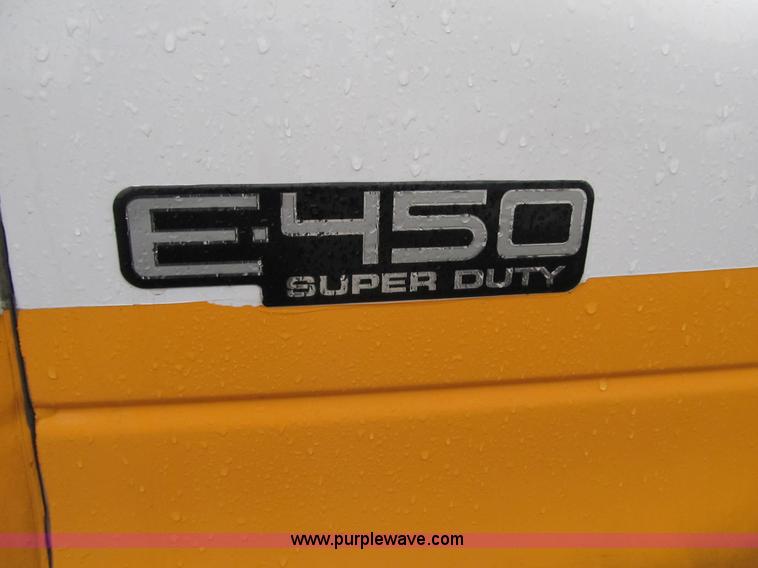 image for item 4064 2004 Ford E450 Super Duty bus