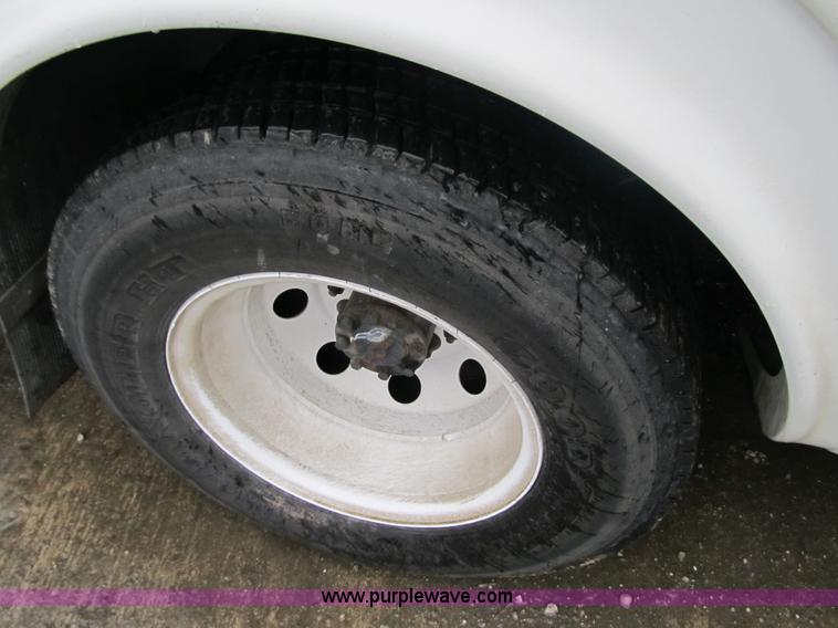 image for item 4064 2004 Ford E450 Super Duty bus